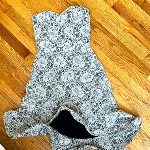 NWT alexis lace strapless dress. Perfect condition.